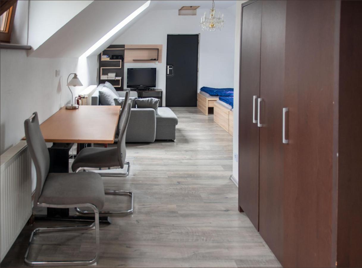 V Sadu Apartamento Lysá nad Labem Exterior foto